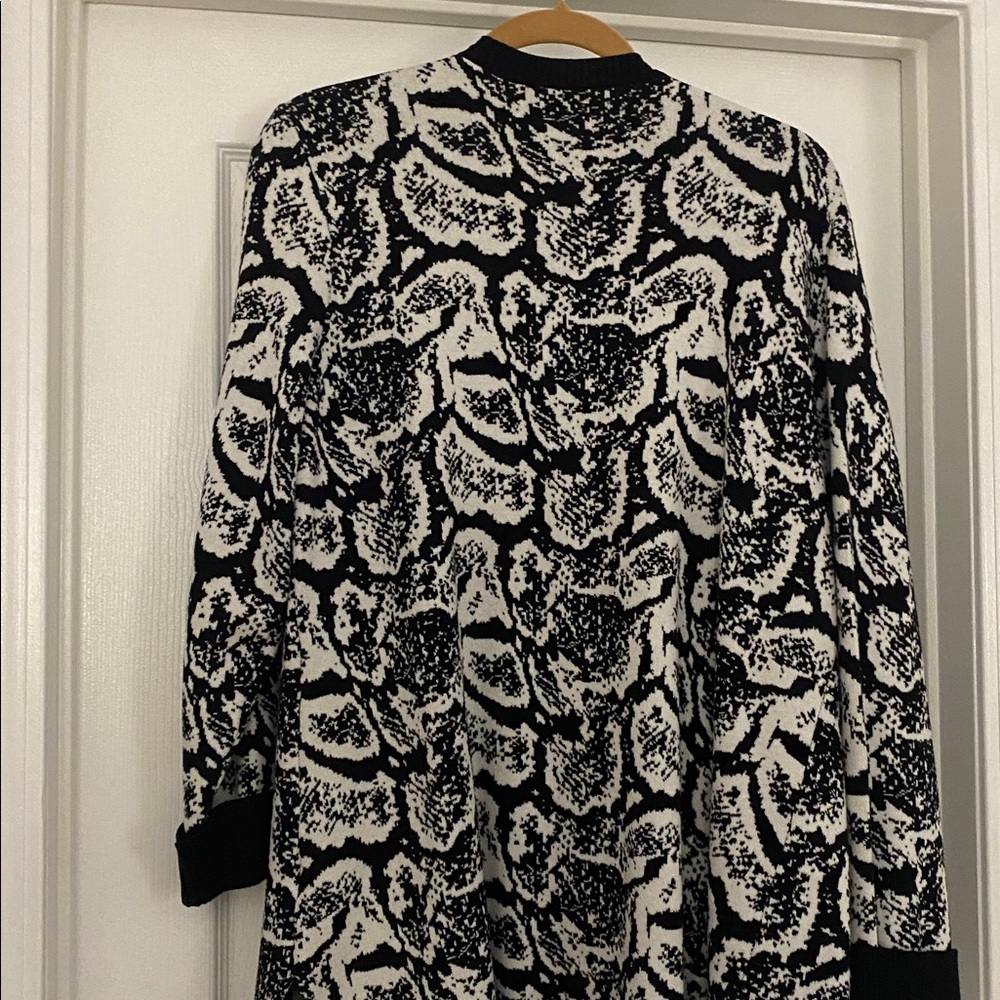 Black and White Patterned Cardigan - Picture 3 of 3